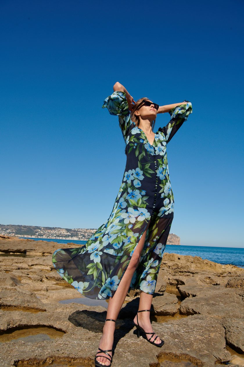 Unser langes Seidenkleid mit Blumenmuster Saint-Tropez besteht aus 100% hochwertiger italienischer Seide, mit einer leichten Transparenz.
